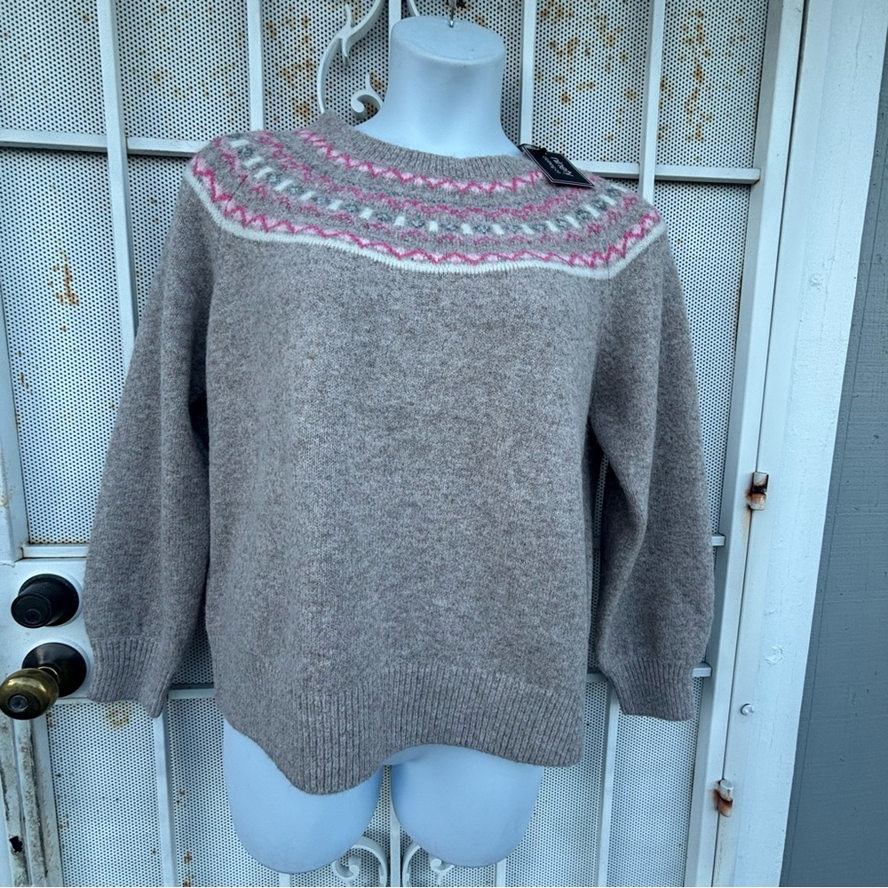 Ninety clothing Co. women M crew neck long sleeve NWT looking beige